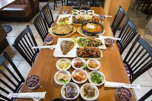 Desayuno coreano diario (KRW 8000 por persona)