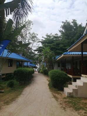 Property grounds - Pranee Bungalow (Koh Tao)