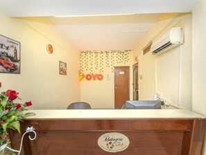 Reception - OYO 89703 B Link Hotel (Kulai)