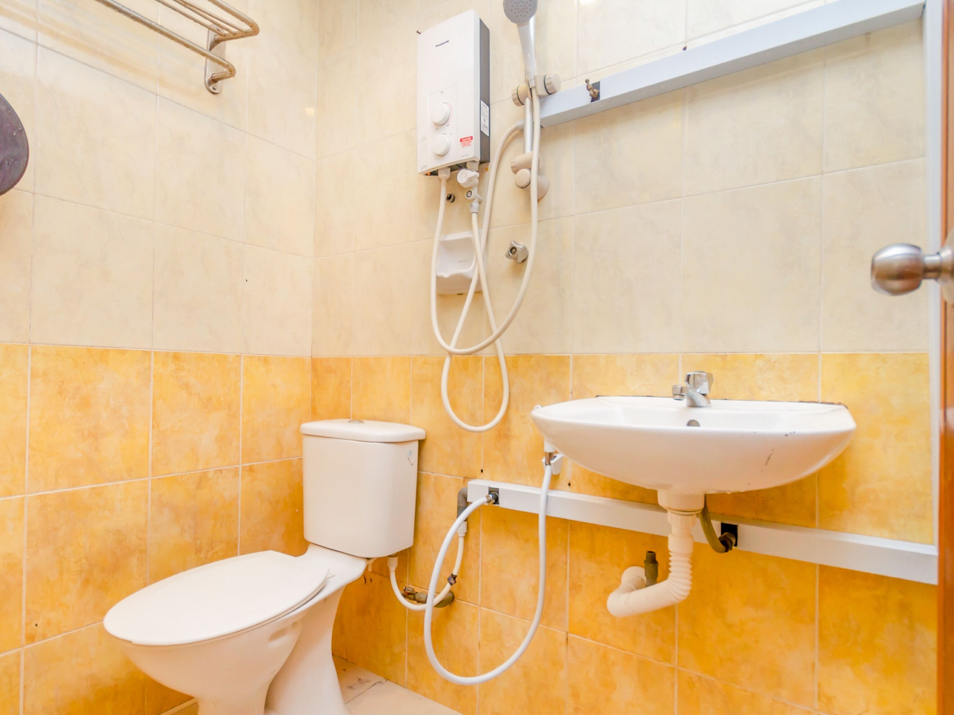 shower, rainfall showerhead, free toiletries, bidet