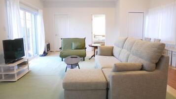 Private Vacation Home | Living room | Flat-screen TV