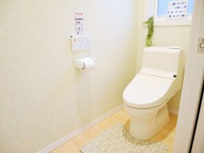 Ferienhaus (Private Vacation) | Badezimmer | Haartrockner, Hausschuhe, Toilette mit elektrischem Bidet, Handtücher