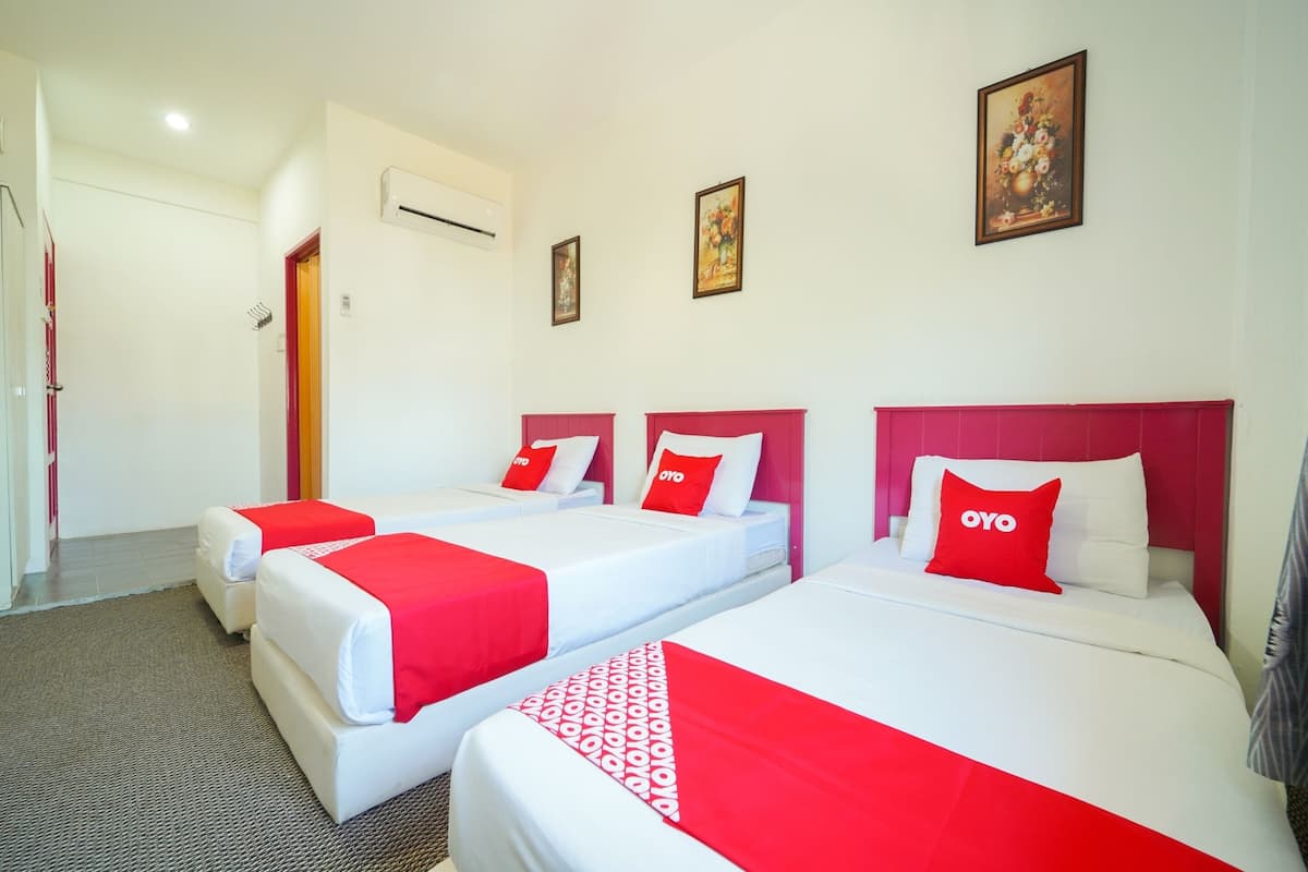 Habitación triple Deluxe | Escritorio, wifi gratis y ropa de cama