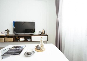Interior - Bee.Bee Homestay (Deluxe DOUBLE BALCONY Giường Đôi với Ban công (quân 10)