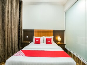 デラックス ダブルルーム クイーンベッド 1 台 | デスク、WiFi (無料)、ベッドシーツ