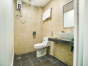 Shower, rainfall showerhead, free toiletries, slippers - OYO 89712 Grand Inn (Semporna)