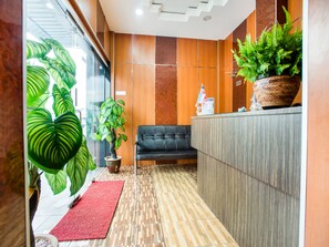 Lobby sitting area - OYO 89712 Grand Inn (Semporna)