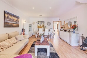 Téléviseur, foyer, chaîne audio