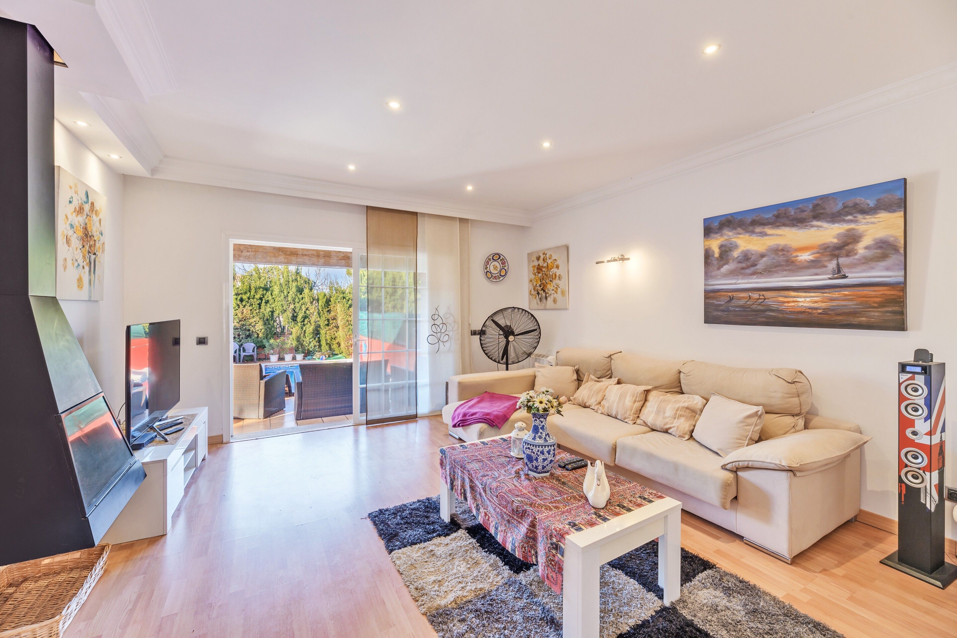 Een televisie, een open haard en een stereo