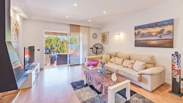 Een televisie, een open haard en een stereo