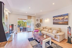 Televisión, chimenea y estéreo 