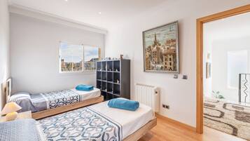 4 slaapkamers, een strijkplank/strijkijzer, gratis wifi, beddengoed