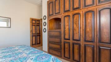 3 عدّة غرف نوم ومكواة/لوح كي وواي فاي وملاءات أسرّة