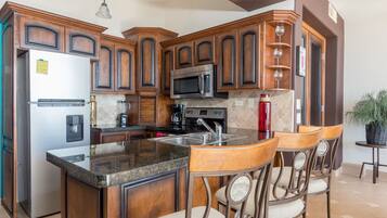 ثلاجة، ميكروويف، فرن، موقد طهي مسطح