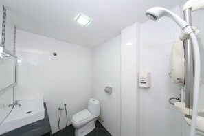 Quarto duplo luxo | Banheiro | Chuveiro, chuveiro com efeito de chuva, produtos de toalete grátis, bidê