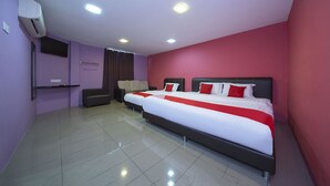 Une chambre d’hôtel avec un grand lit, un canapé, un appareil de climatisation et un téléviseur à écran plat.