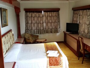 Escritorio, wifi gratis y ropa de cama 