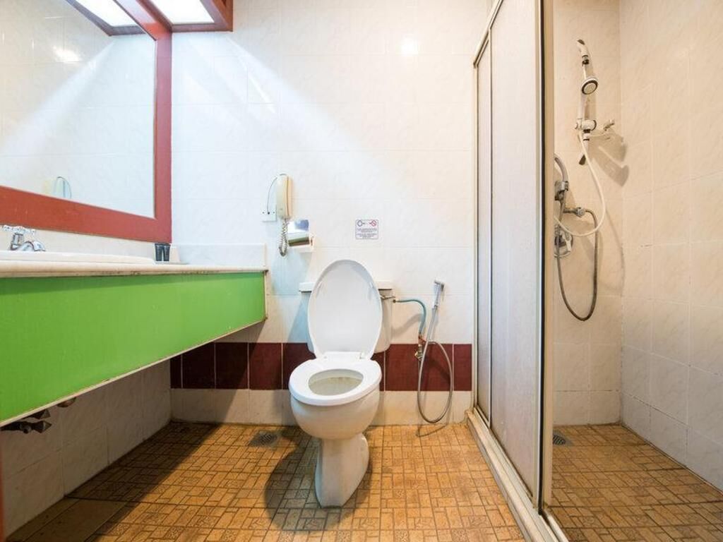 Salle de bain | Douche, articles de toilette (gratuits), pantoufles, bidet