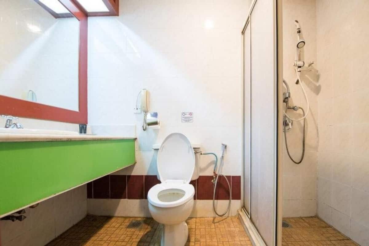 Salle de bain | Douche, articles de toilette (gratuits), pantoufles, bidet