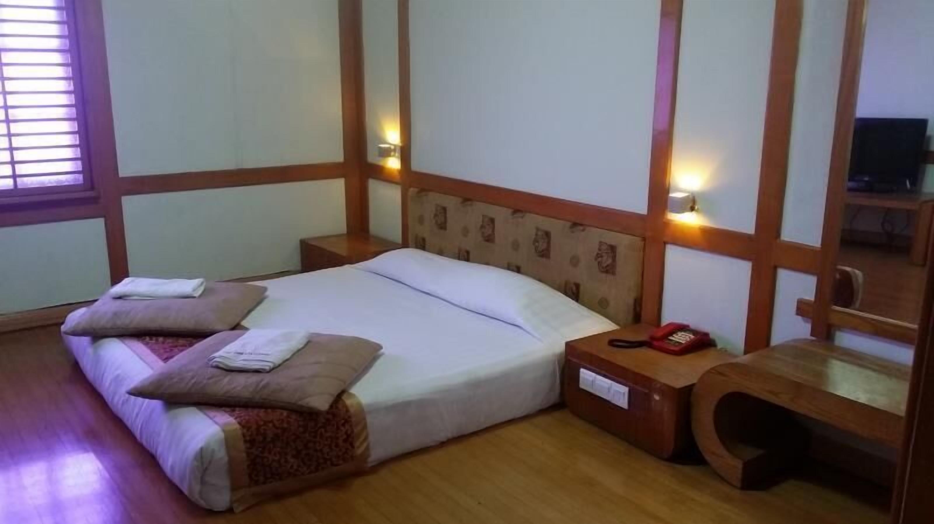 Bureau, accès au Wi-Fi (inclus), literie fournie