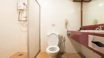 Buồng tắm vòi sen, đồ dùng nhà tắm miễn phí, dép đi trong nhà