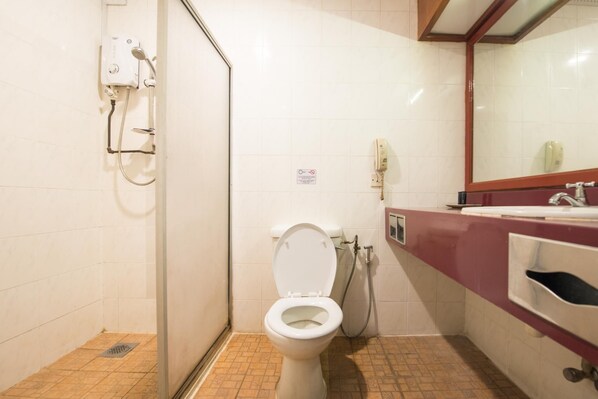 Shower, free toiletries, slippers, bidet - The Dream Hotel (Tawau)