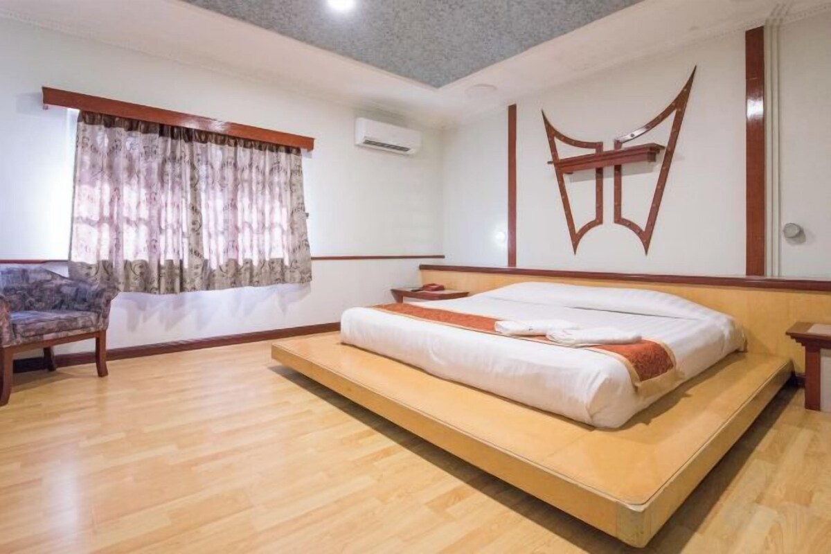 Desk, WiFi (free), bed sheets