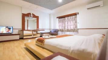 Desk, free WiFi, bed sheets