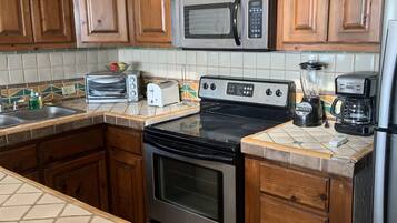 Geladeira, micro-ondas, fogão, cooktop