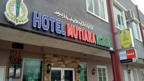 Un letrero de hotel con el nombre "HOTEL MUTIARA KGMMR" y un logotipo encima.