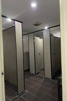 Ducha, cabezal de ducha tipo lluvia, artículos de tocador gratuitos