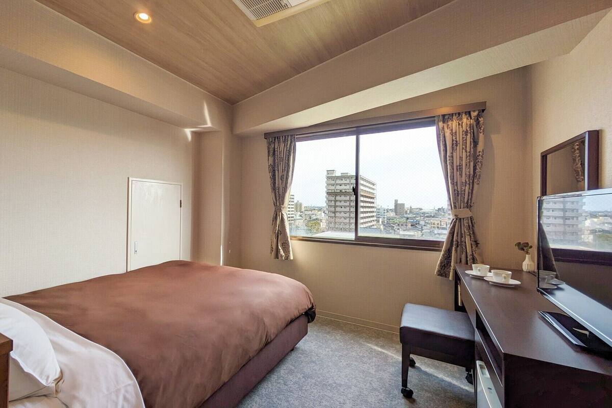 Desk, soundproofing, WiFi (free), bed sheets