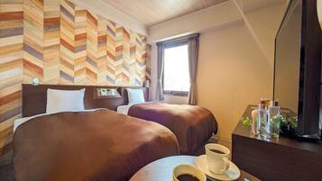 Desk, soundproofing, free WiFi, bed sheets