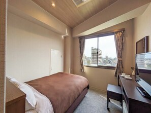 [Renovated]Double Room, Non Smoking | Desk, soundproofing, free WiFi, bed sheets - Hotel New Gaea Ube (Ube)