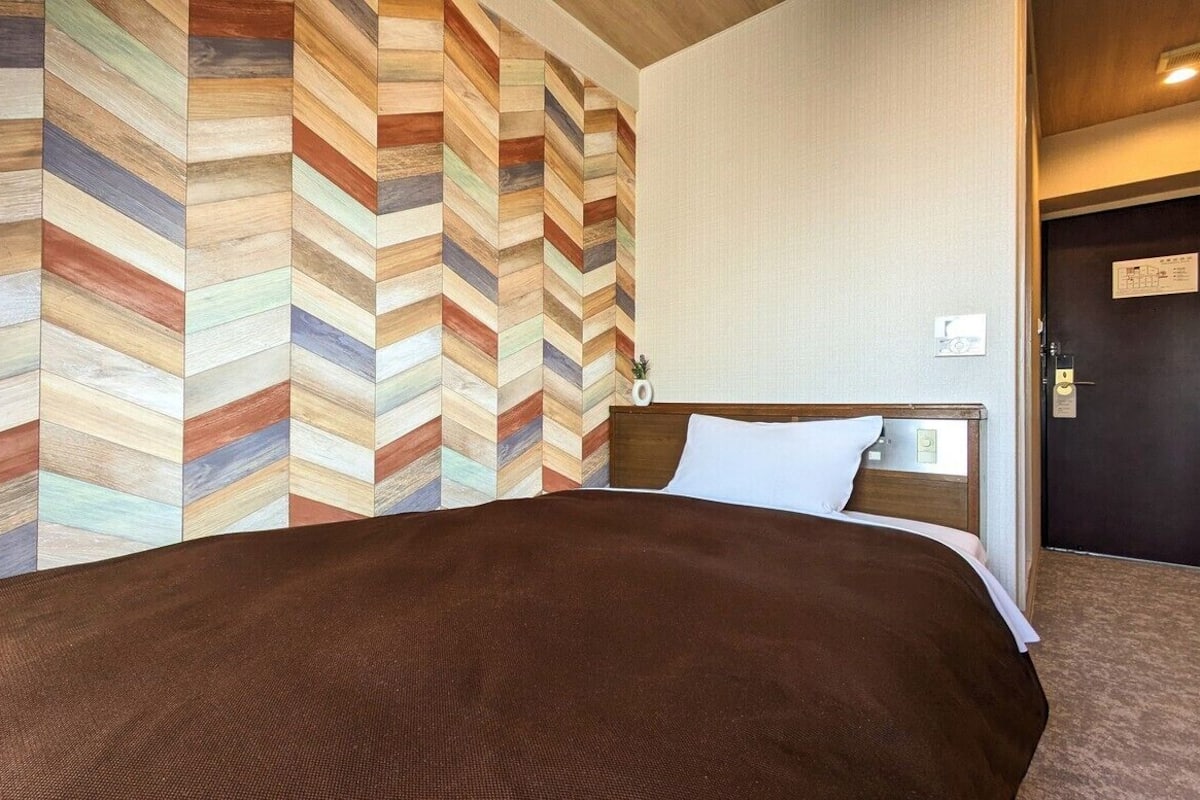 Desk, soundproofing, WiFi (free), bed sheets