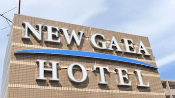 Un letrero de hotel con el nombre 'NEW GABA HOTEL' en letras grandes.