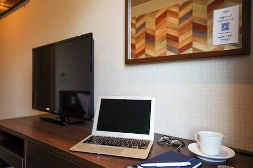 Desk, soundproofing, free WiFi, bed sheets