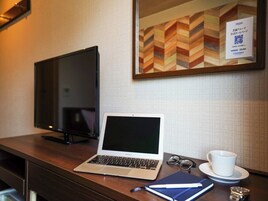 Escritorio, sistema de insonorización, wifi gratis y ropa de cama