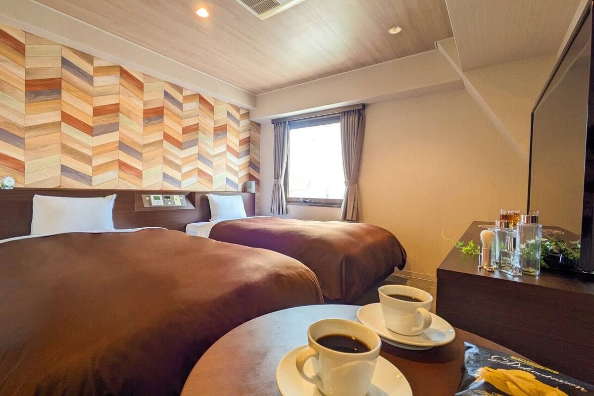 Desk, soundproofing, WiFi (free), bed sheets