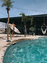 Una piscina al aire libre de temporada