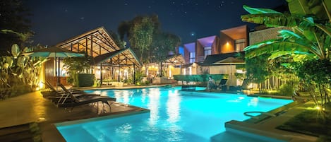 Piscine extérieure, chaises longues