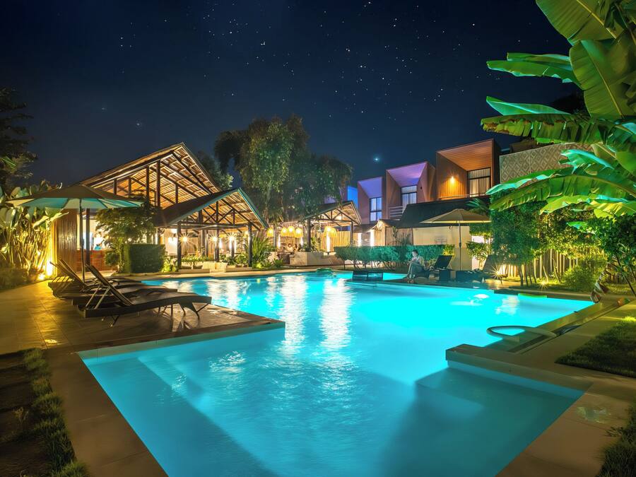 Alberca al aire libre, acceso de 08:00 a 22:00, y camastros