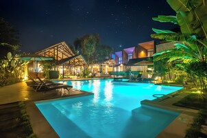 Piscina externa, funciona das 8h às 22h, espreguiçadeiras