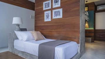 Un dormitorio moderno con una cama, una lámpara y cuatro cuadros en la pared.