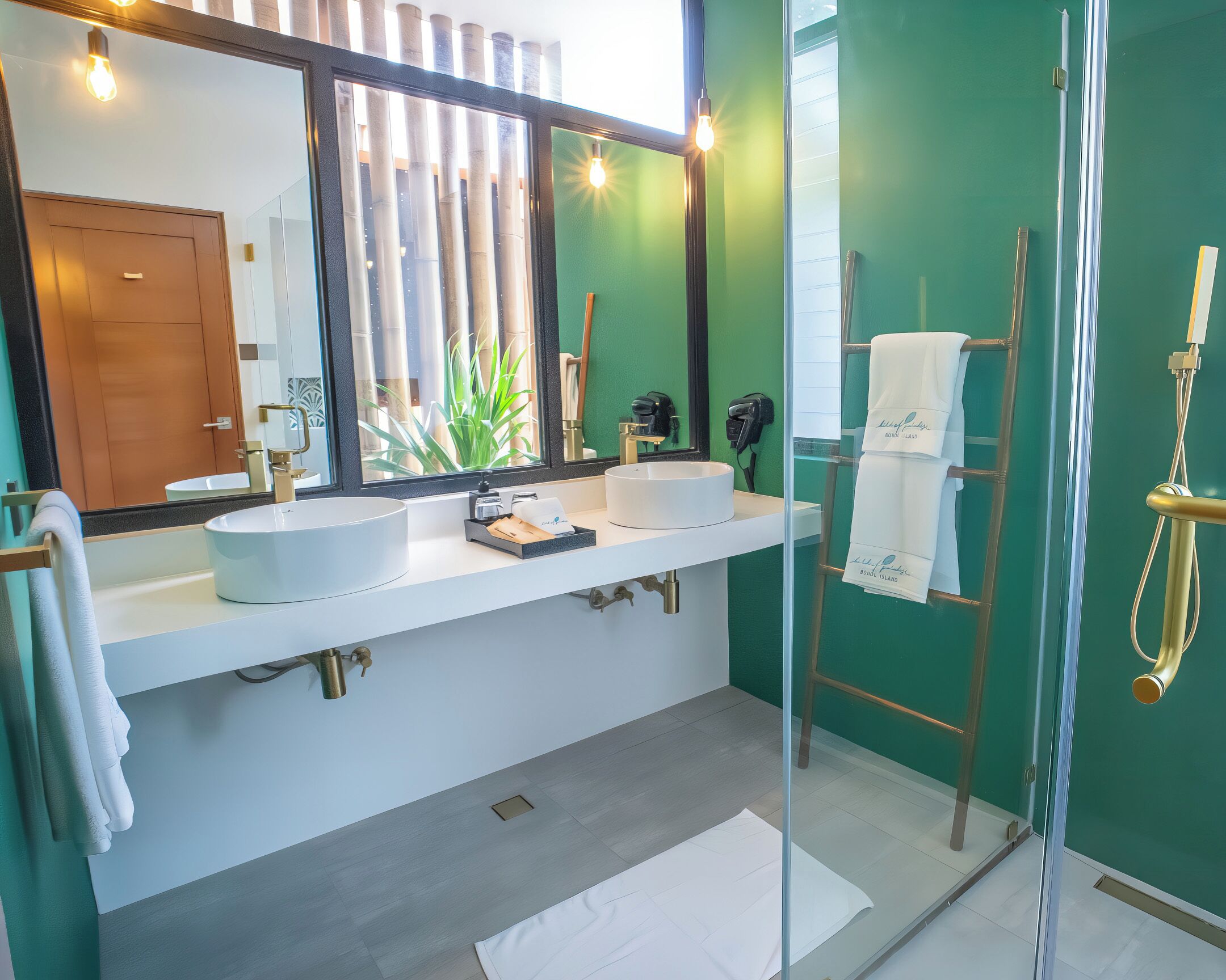 Un baño moderno con dos lavamanos, un espejo grande y cabina de ducha de vidrio.
