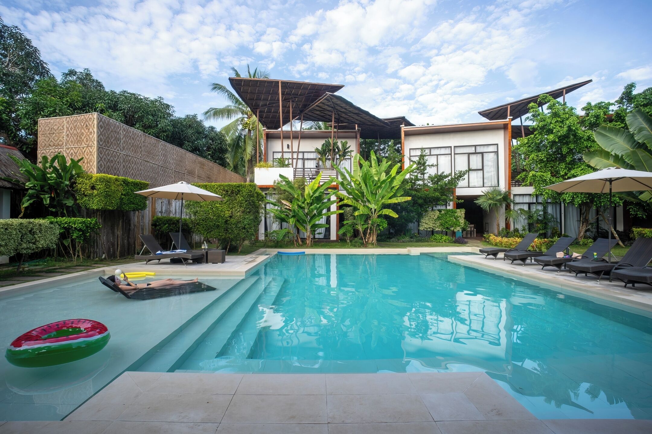 Kolam renang outdoor, dengan kursi berjemur