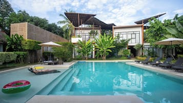 Kolam renang outdoor, dengan kursi berjemur