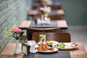 Free daily buffet breakfast