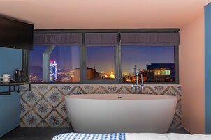 Deluxe Double or Twin Room | Premium bedding, Select Comfort beds, minibar, in-room safe