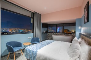 ห้องดีลักซ์ดับเบิลหรือทวิน | เครื่องนอนระดับพรีเมียม, เตียง Select Comfort, มินิบาร์